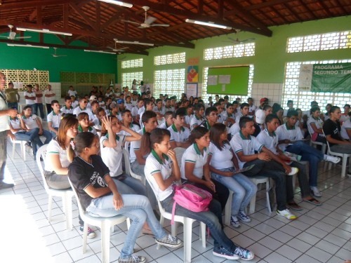 A Escola Francisco Assis Vieira entrega tablets educacionais para os professores