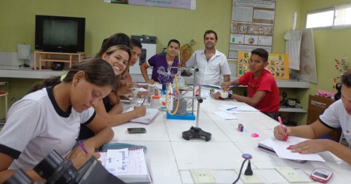EEM Filgueiras Lima – Alunos do 1º ano A participam de estudo orientado no Laboratório de Ciências