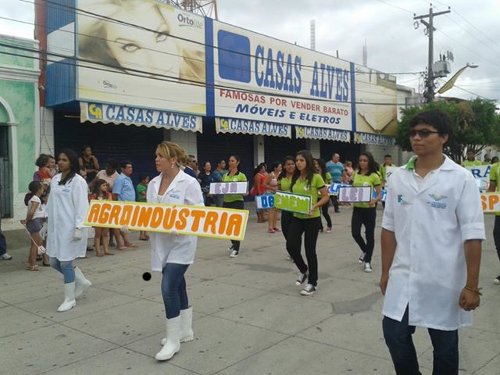 EEM Josefa Alves Bezerra participa de desfile cívico