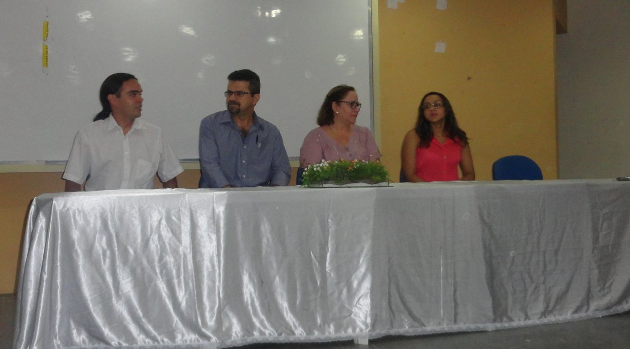 Os alunos da EEM Antônio Albuquerque de Sousa Filho recebem dos certificados do PIBID -2013