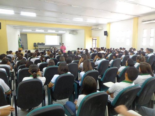 EEEP Amélia Figueiredo de Lavor recebe palestrante e motiva seus alunos