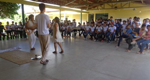 Equipe do Sesc realiza apresentação teatral na EEM Filgueiras Lima