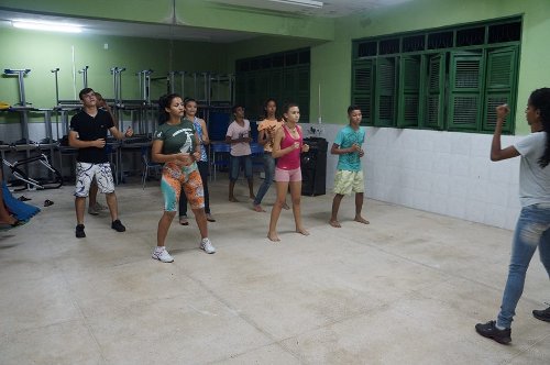 EEM Gov. Adauto Bezerra realiza Aulas de Dança