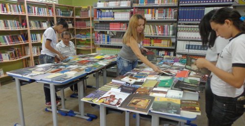 Centro de Multimeios da EEM Filgueiras Lima Expõe Novas Obras Recebidas do FNDE/MEC