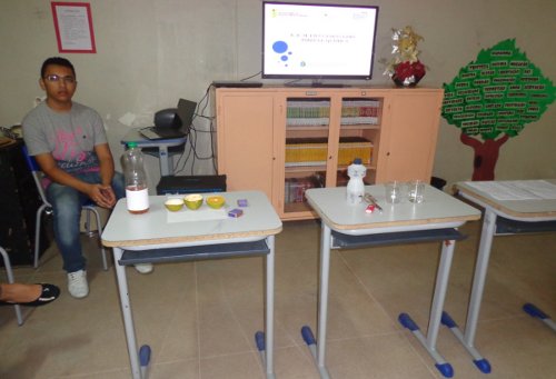 EEM Filgueiras Lima realiza aula inaugural do PIBID de Química