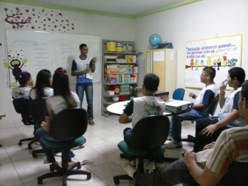 Alunos participal de aula de LIBRAS durante o intervalo na EEM Antônio Albuquerque