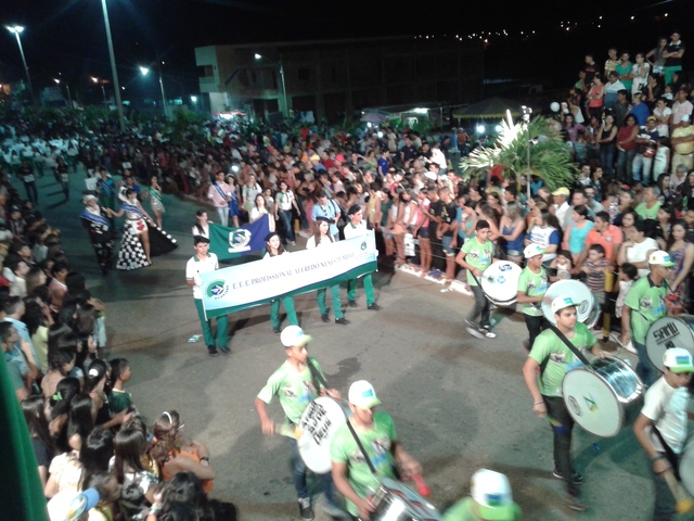A EEEP Alfredo Nunes apresentou-se no Desfile Cívico de 7 de setembro em Acopiara