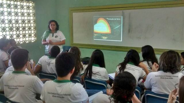 A EEEP Alfredo Nunes de Melo realizou aulões de preparação para SPAECE e ENEM