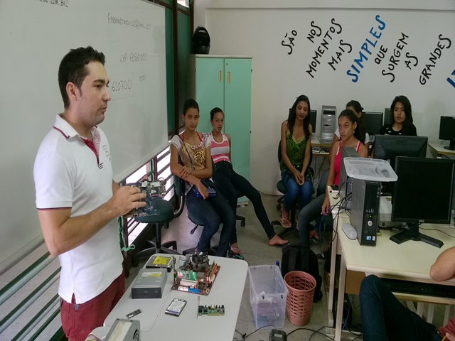 EEM Liceu de Acopiara – Curso de Infomática E-jovem.