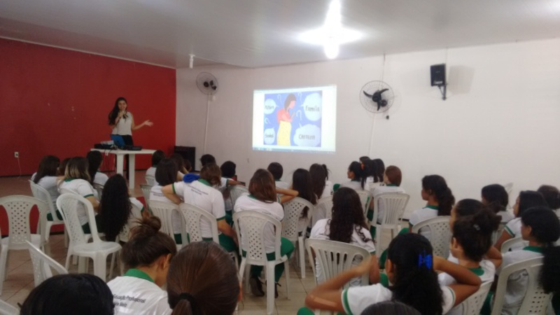 EEEP Alfredo Nunes de Melo realiza palestra sobre gravidez na adolescência