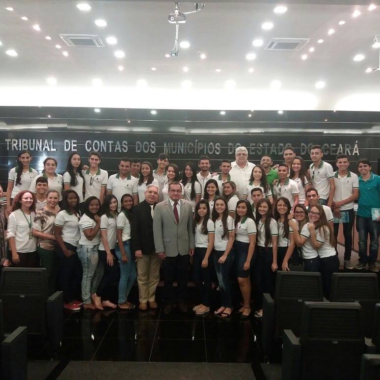 Alunos da EEEP Rita Matos Luna realizam visita técnica