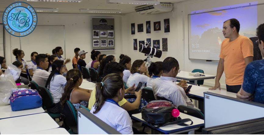 Aula de Campo: Alunos da EEM Adauto Bezerra participam de palestra sobre Stephen Hawking
