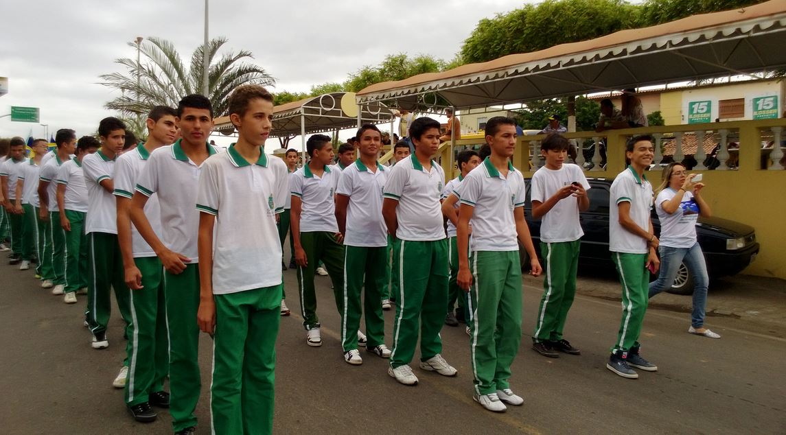 ALUNOS DA EEEP PROFESSR GUSTAVO AUGUSTO LIMA PARTICIPAM DE DESFILE CÍVICO RESSALTANDO O TEMA: A NATUREZA PEDE SOCORRO