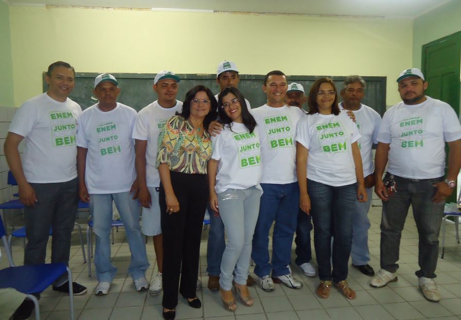EEM FILGUEIRAS LIMAS CREDE17 desenvolveu Cine Enem e café com os motoristas parceiros.