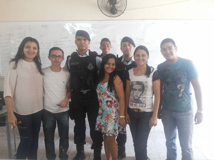 EEM VIVINA MONTEIRO REALIZA PALESTRA SOBRE DROGAS