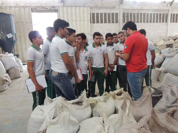 Os alunos do 2º Ano do Curso de Mecânica, da EEEP Doutor José Iran Costa, fazem visita Técnica a empresa Confplast.