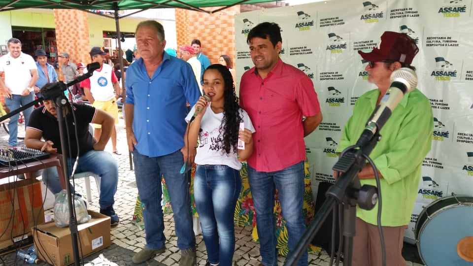 Aluna da EEM Patativa do Assaré Lança Cordel “Dicionário Cearense” no Cordel na Feira