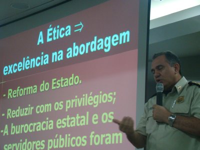 Novos fiscais de tr�nsito do DETRAN-CE participam de palestra sobre �tica ministrada por Gomes Filho