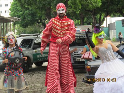Grupo de teatro lembra atitudes de motoristas, passageiros e pedestres nos 42 anos do DETRAN-CE