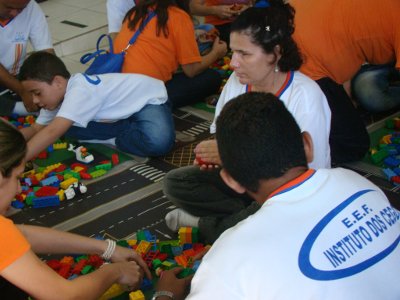 Alunos com deficiência visual aprendem noções de educação de trânsito no DETRAN