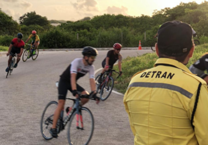 Detran-CE realiza ação educativa na CE-010 com foco no respeito ao ciclista