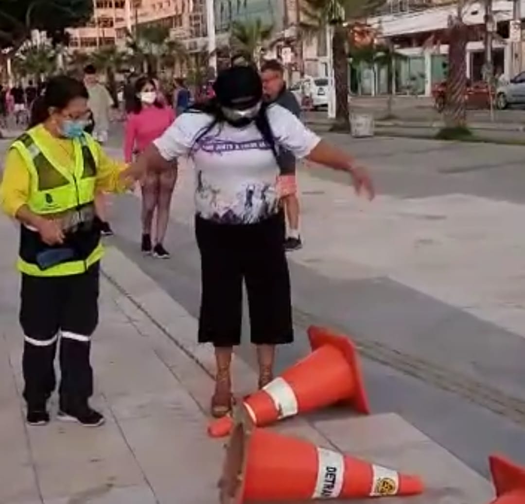 Detran-CE realiza, na Beira Mar, oficina com óculos que simulam estado de embriaguez