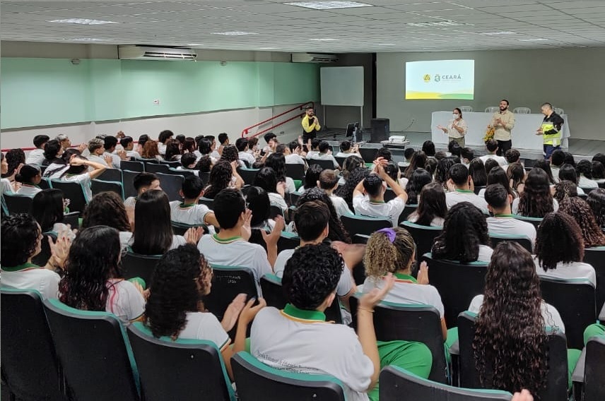 Detran-CE realiza palestra educativa para mais de 100 alunos da rede pública de ensino em Santa Quitéria