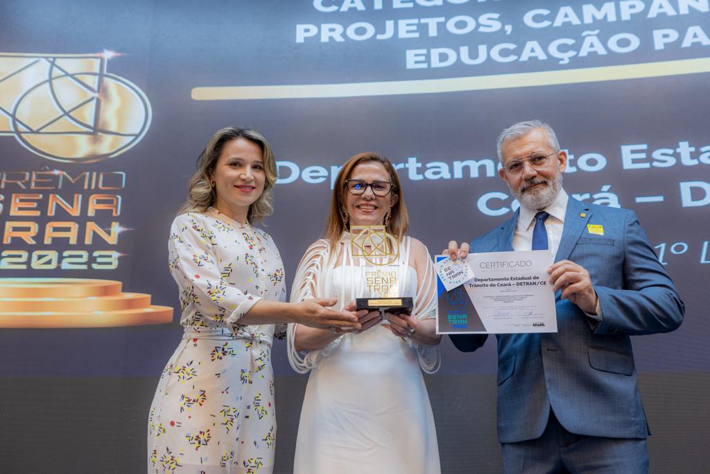 Detran-CE recebe troféu do Prêmio Senatran 2023 durante cerimônia em Brasília