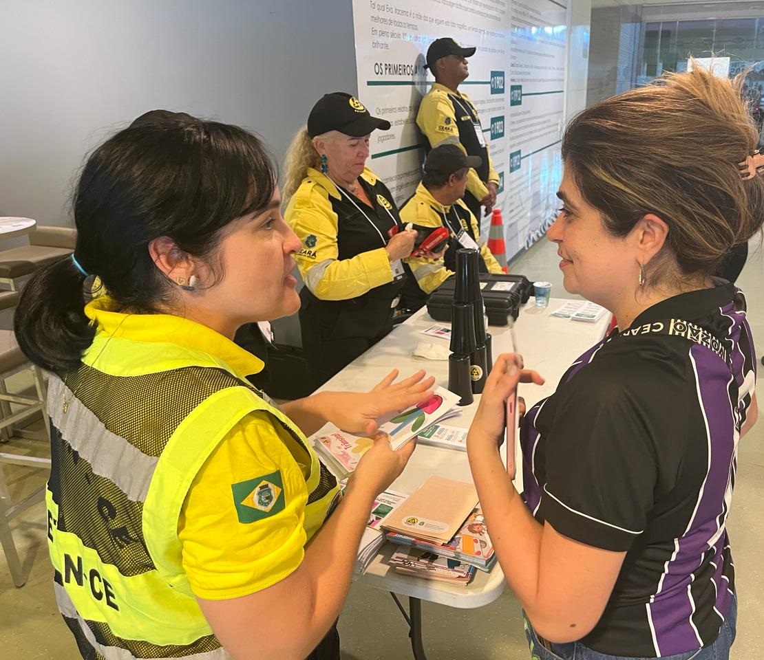 Detran-CE realiza ação educativa para torcedoras durante jogo Ceará x Bahia na Arena Castelão