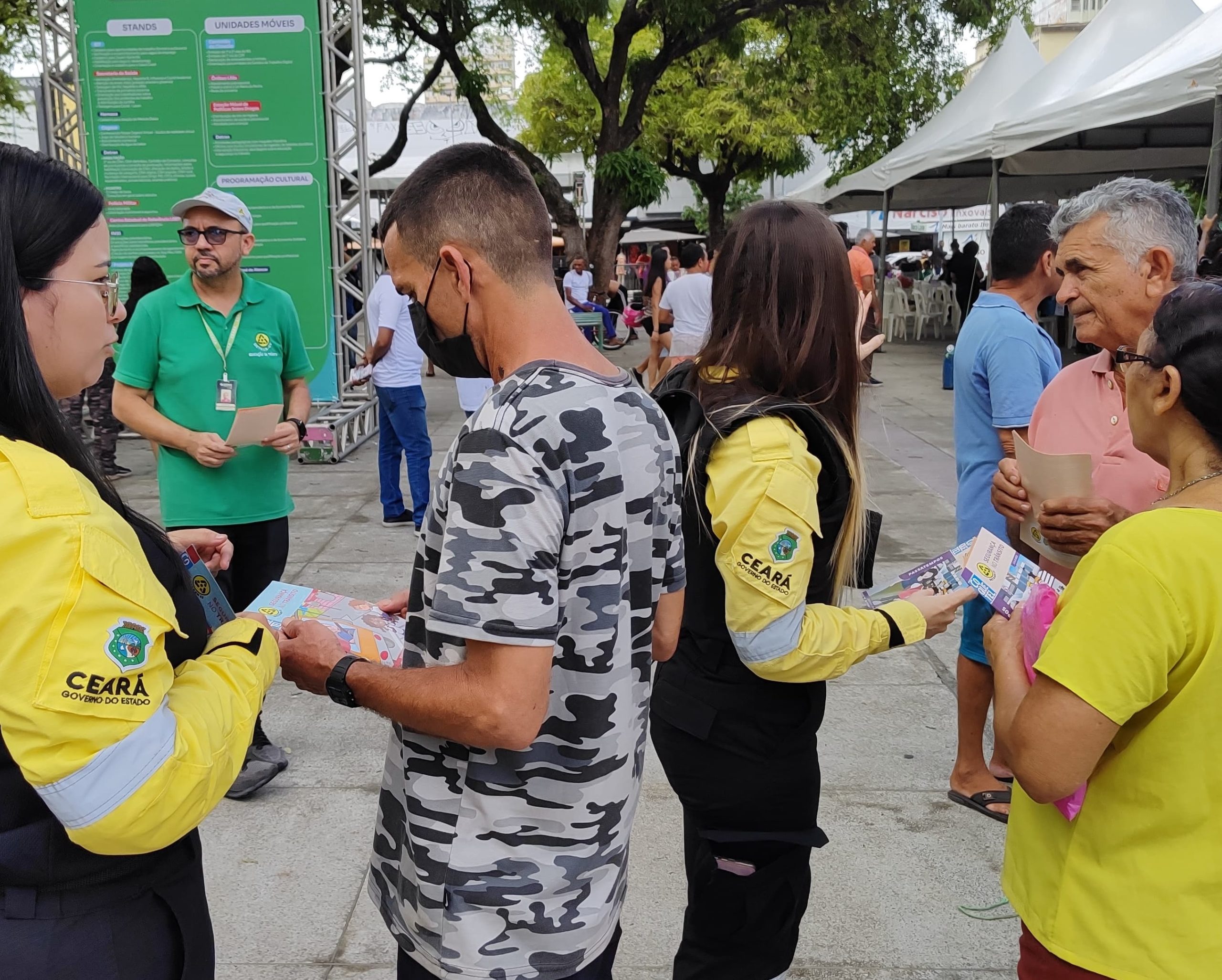 Detran-CE promove ação educativa e prestação de serviços em evento na Praça José de Alencar