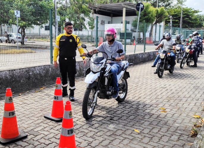 Detran-CE capacita mototaxistas e motofretistas para transporte seguro de passageiros e entrega de mercadorias