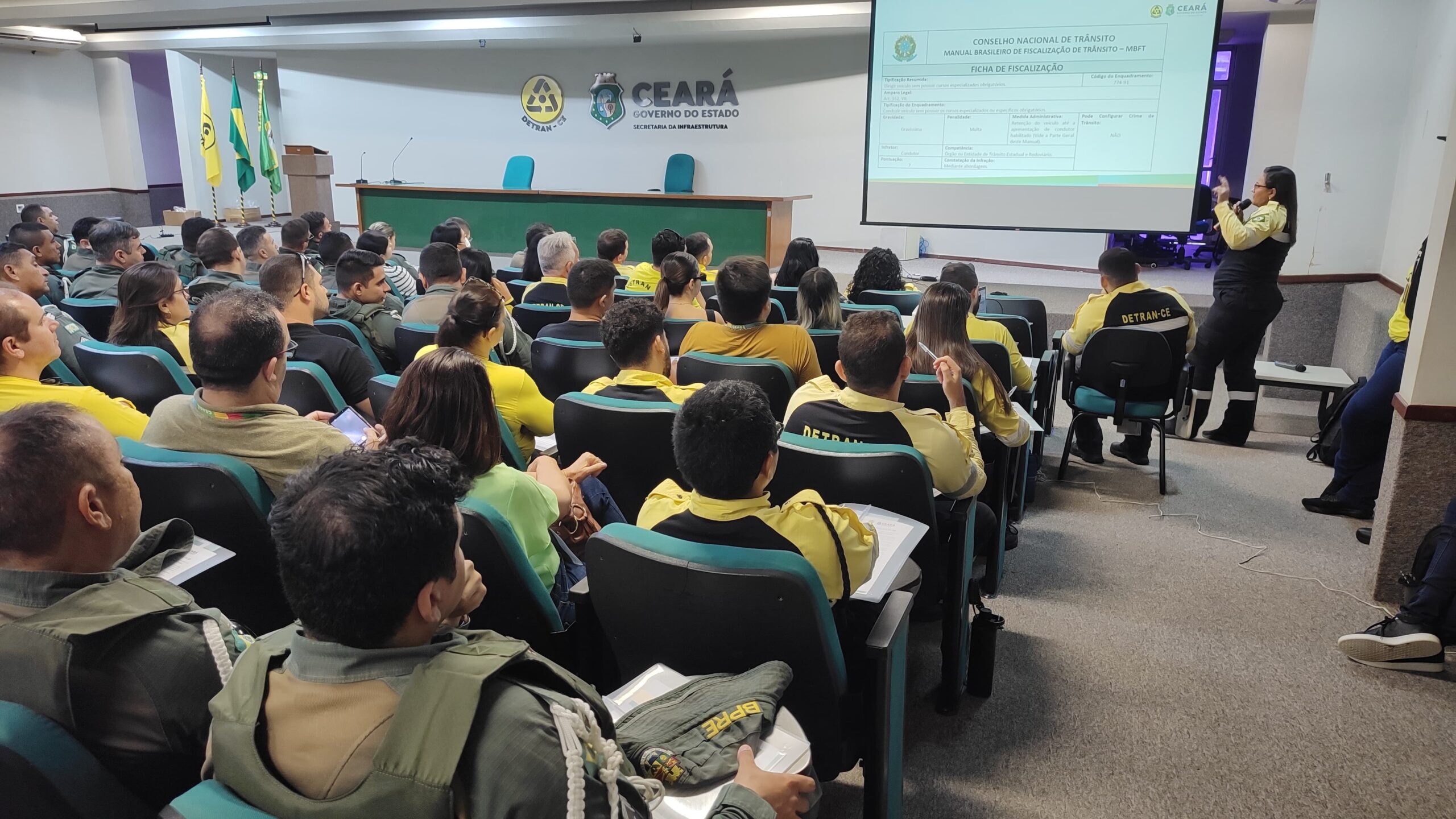 Detran realiza treinamento para reforçar fiscalização de transporte escolar no Ceará