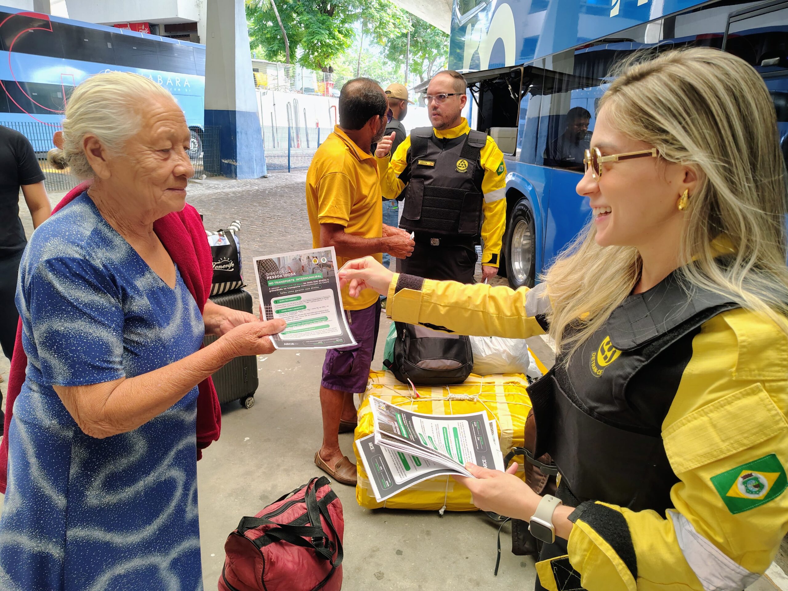 Detran-CE realiza ações educativas sobre direitos dos idosos no transporte intermunicipal