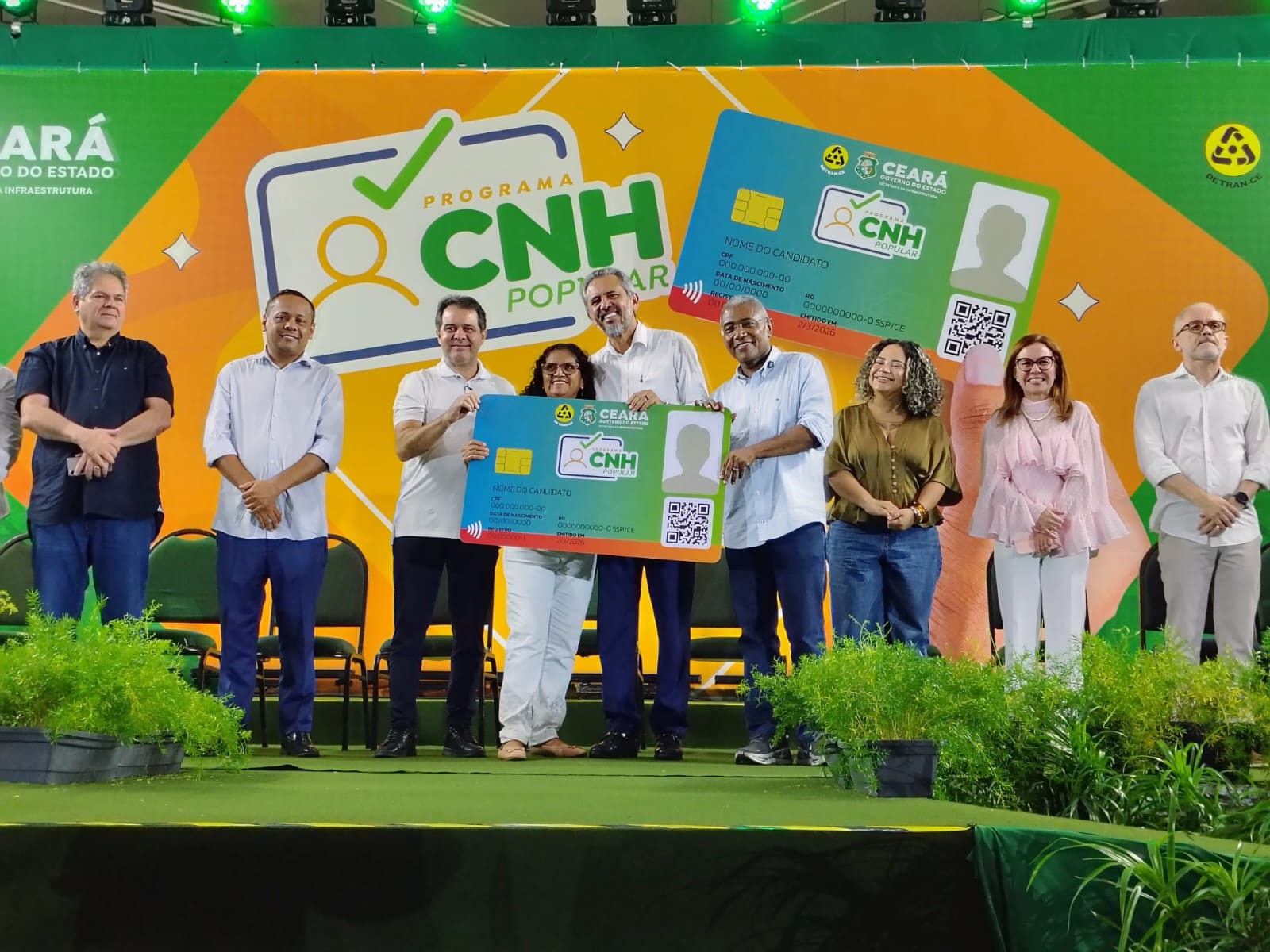 Governo do Ceará entrega cinco mil cartões da CNH Popular para candidatos de Fortaleza