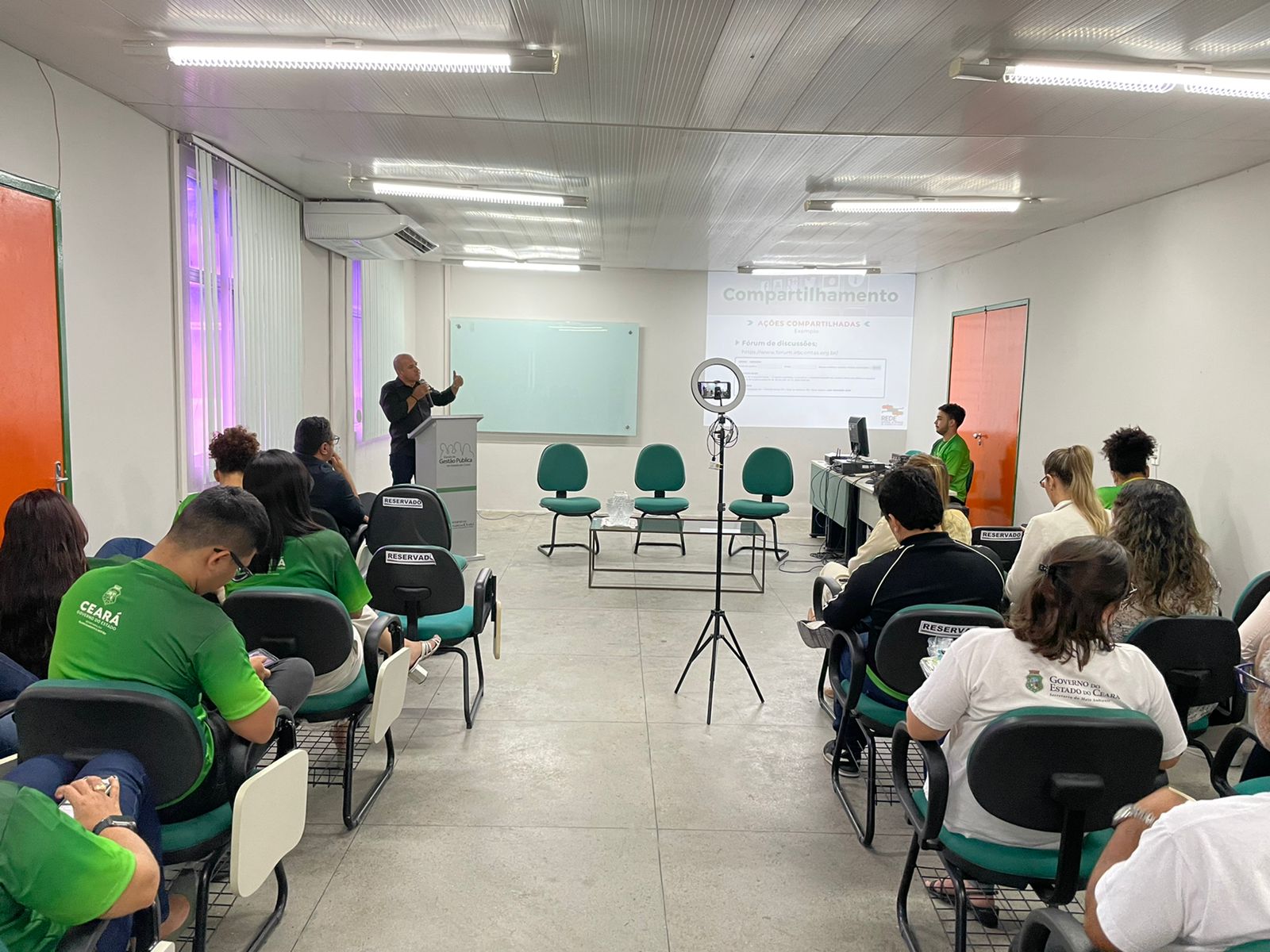 Representante da RedeBliblio ministra palestra para EGPCE e convidados