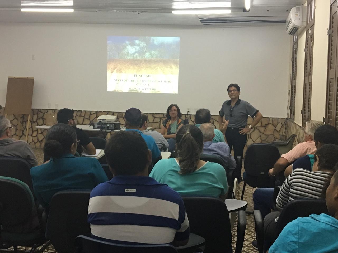 Funceme realiza encontro com agricultores e técnicos para explanar sobre meteorologia e levantamento de solos