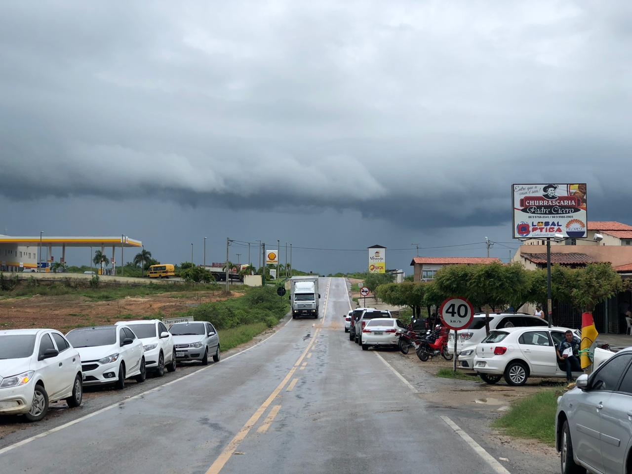 Céu nublado com eventos de chuva em todas as regiões no último fim de semana de fevereiro