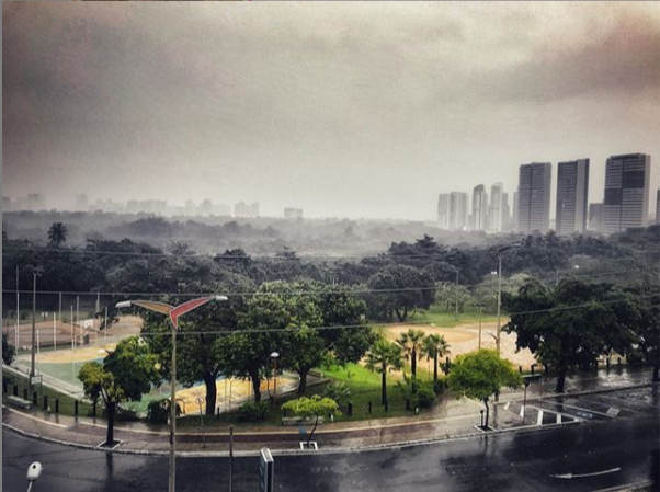 Fortaleza amanhece com forte chuva acompanhada de raios e trovões