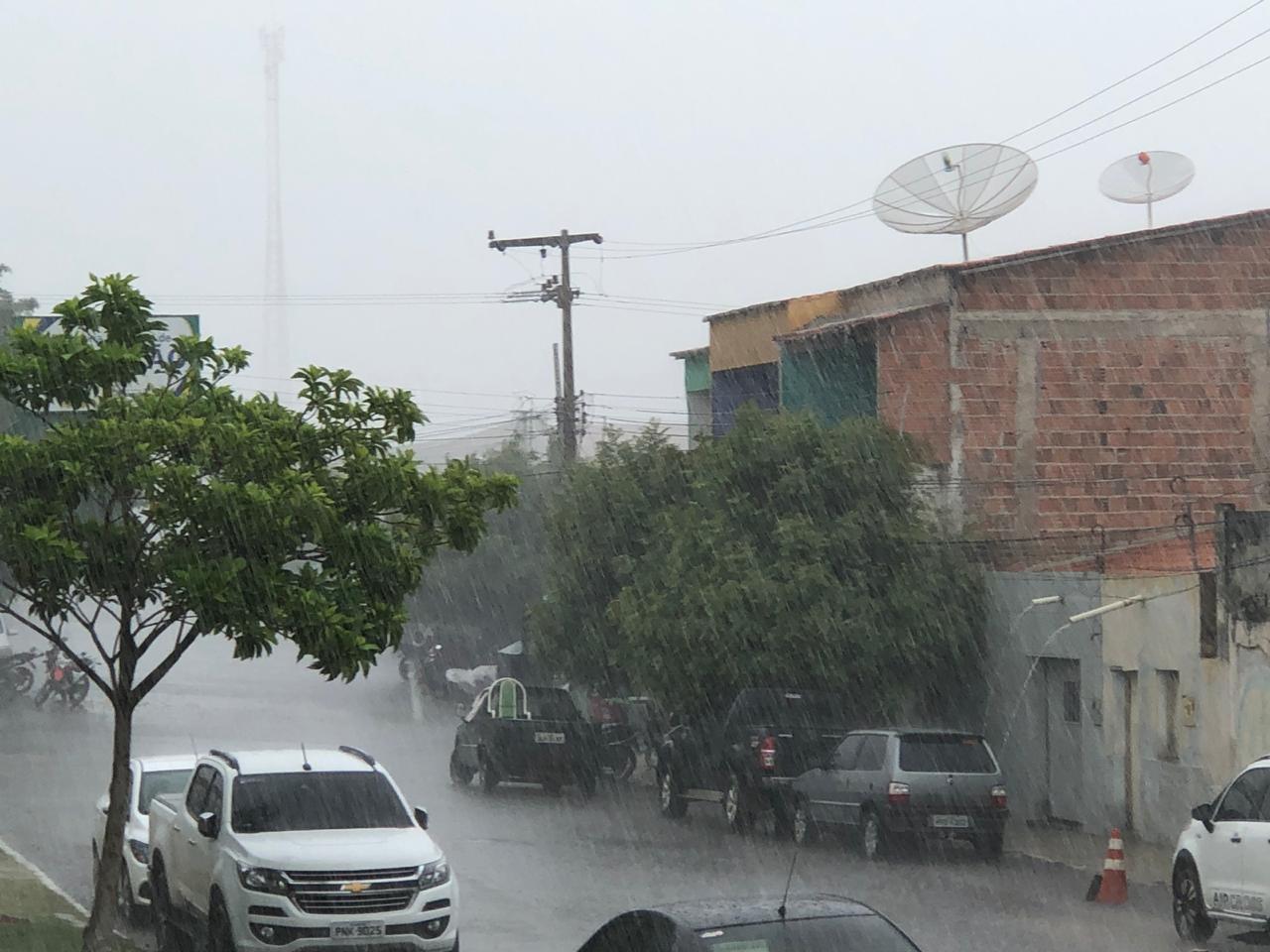 Chove em mais de 120 municípios entre sábado e domingo; Fortaleza registra seus maiores acumulados do ano