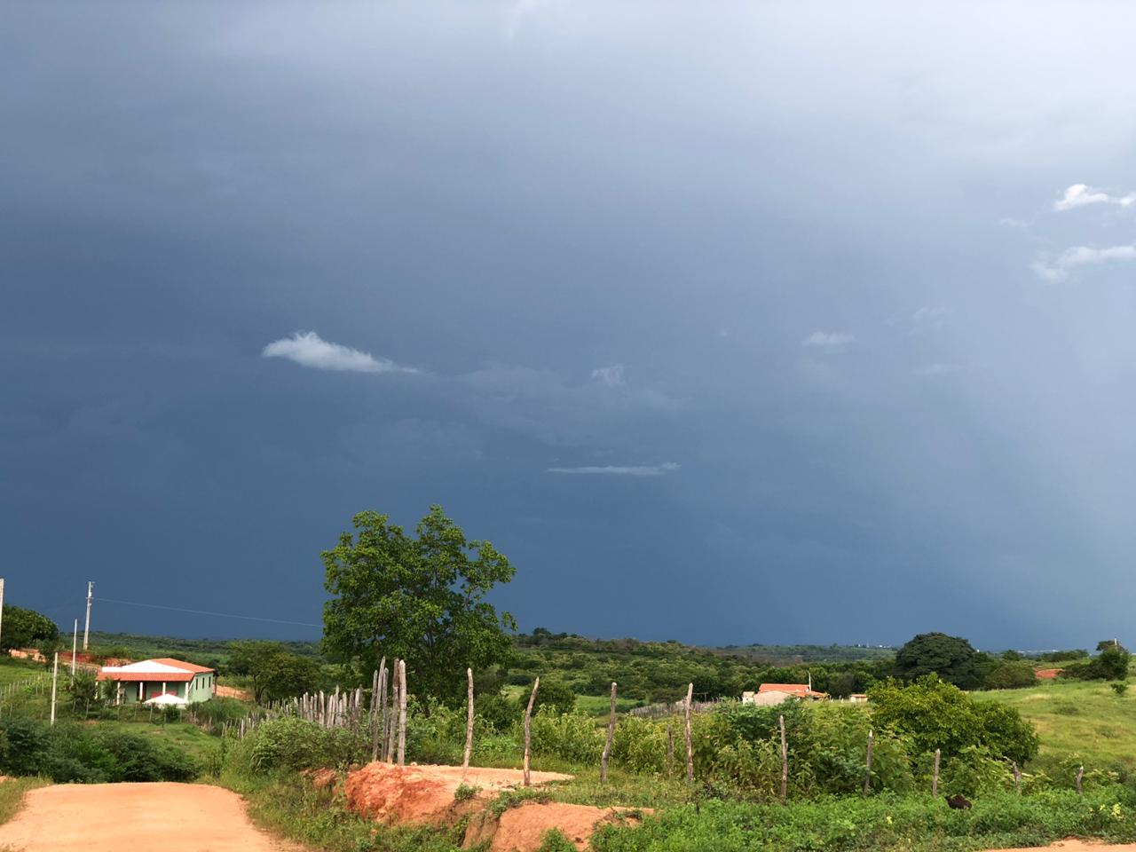 Semana começa com cenário propício a chuvas em todas as regiões do Ceará