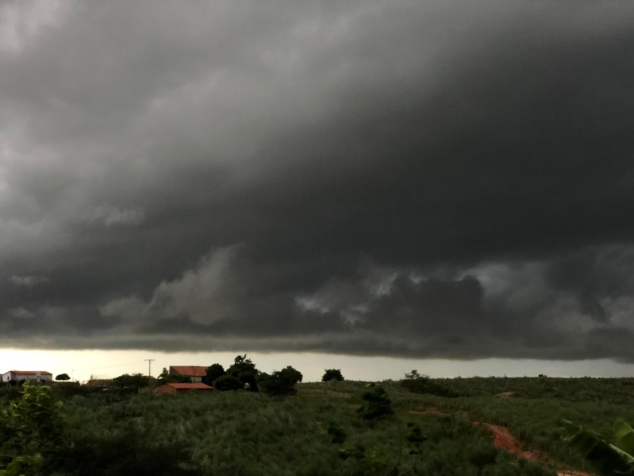 Chove em mais de 100 municípios pelo 3º dia seguido; expectativa é de redução no fim de semana