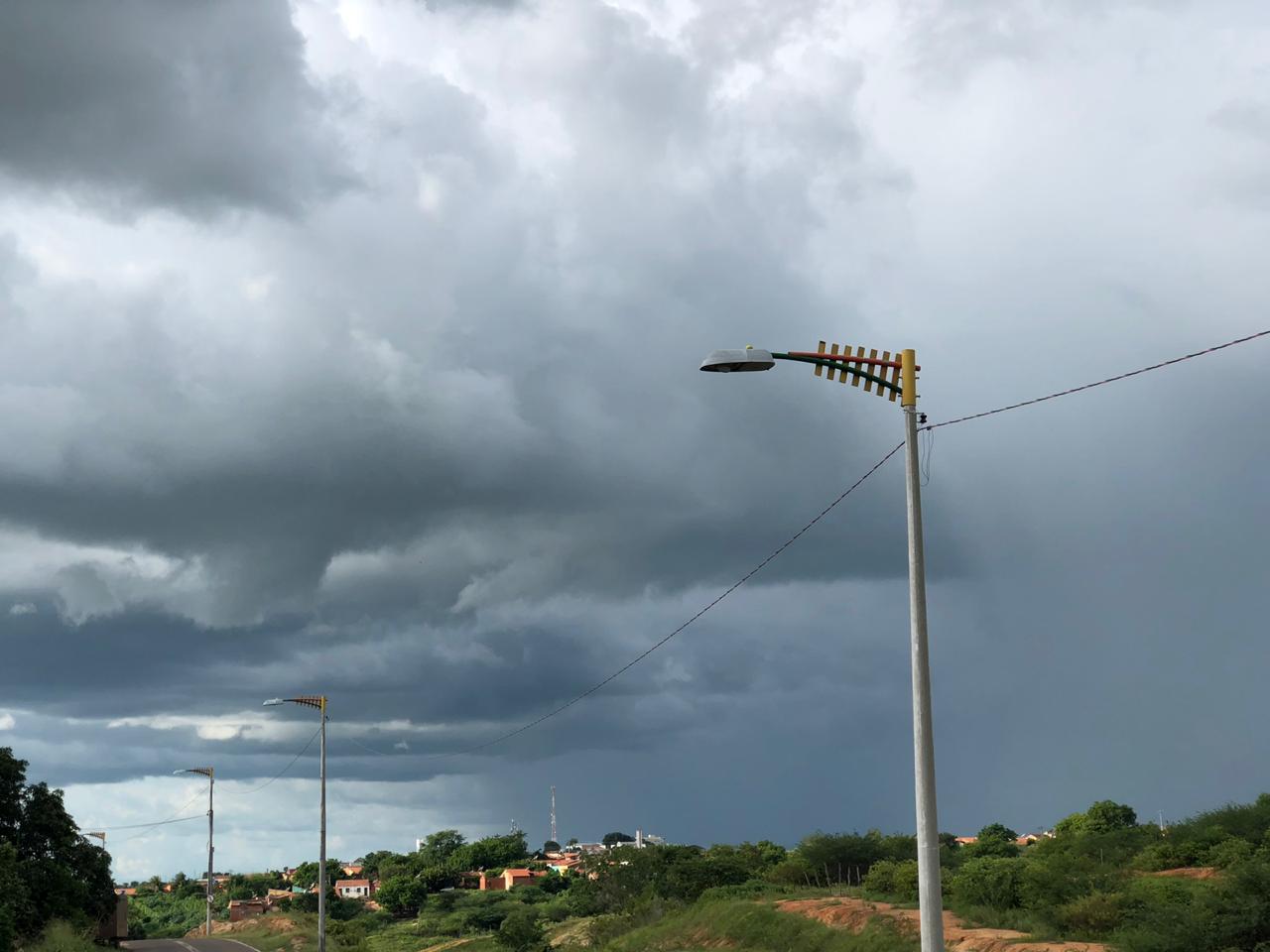 Previsão indica nebulosidade variável com chuvas isoladas na Serra da Ibiapaba, no Maciço de Baturité, Sertão Central e Inhamuns nesta terça