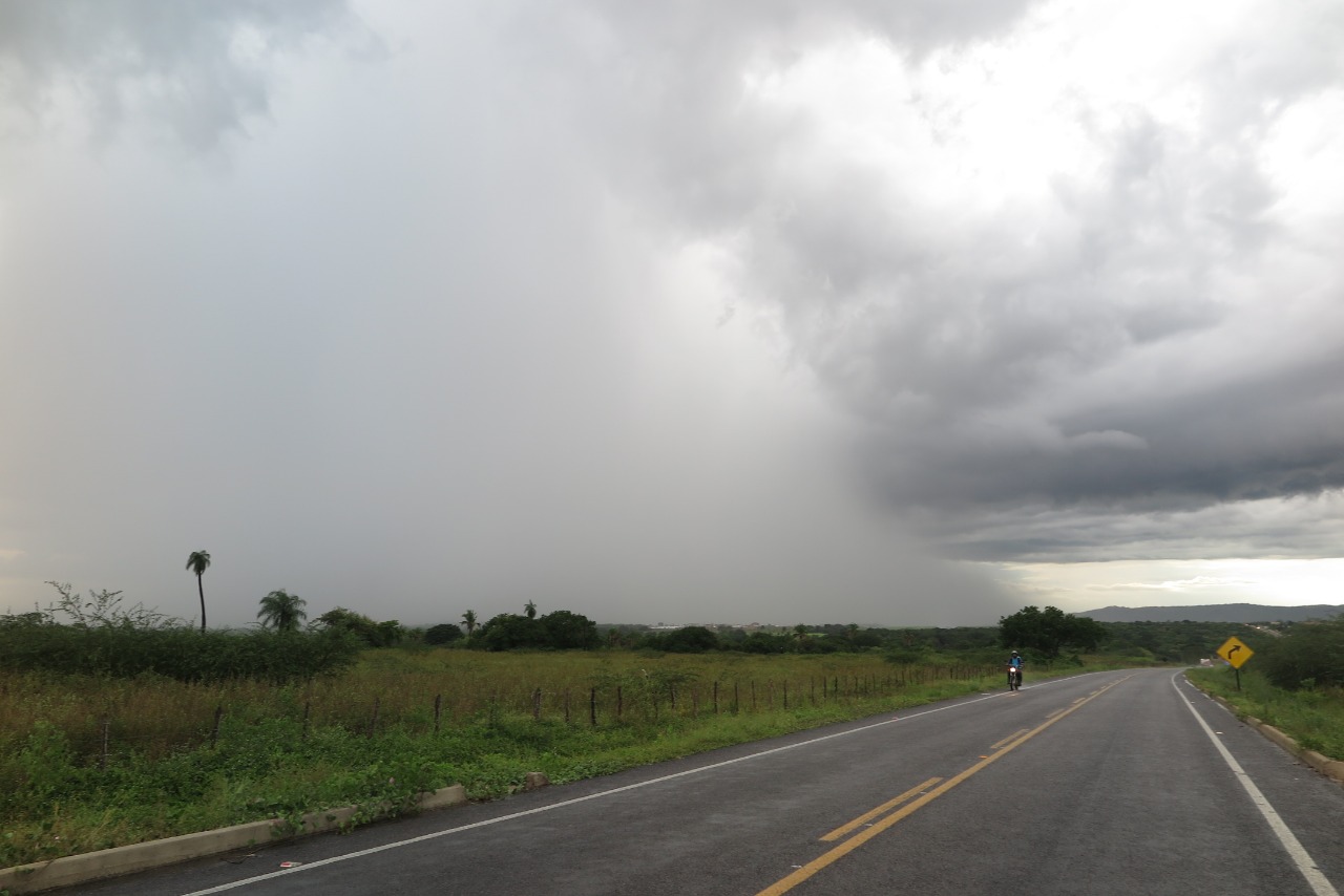 Terça será de céu nublado e chuva em todas as macrorregiões, aponta previsão do tempo