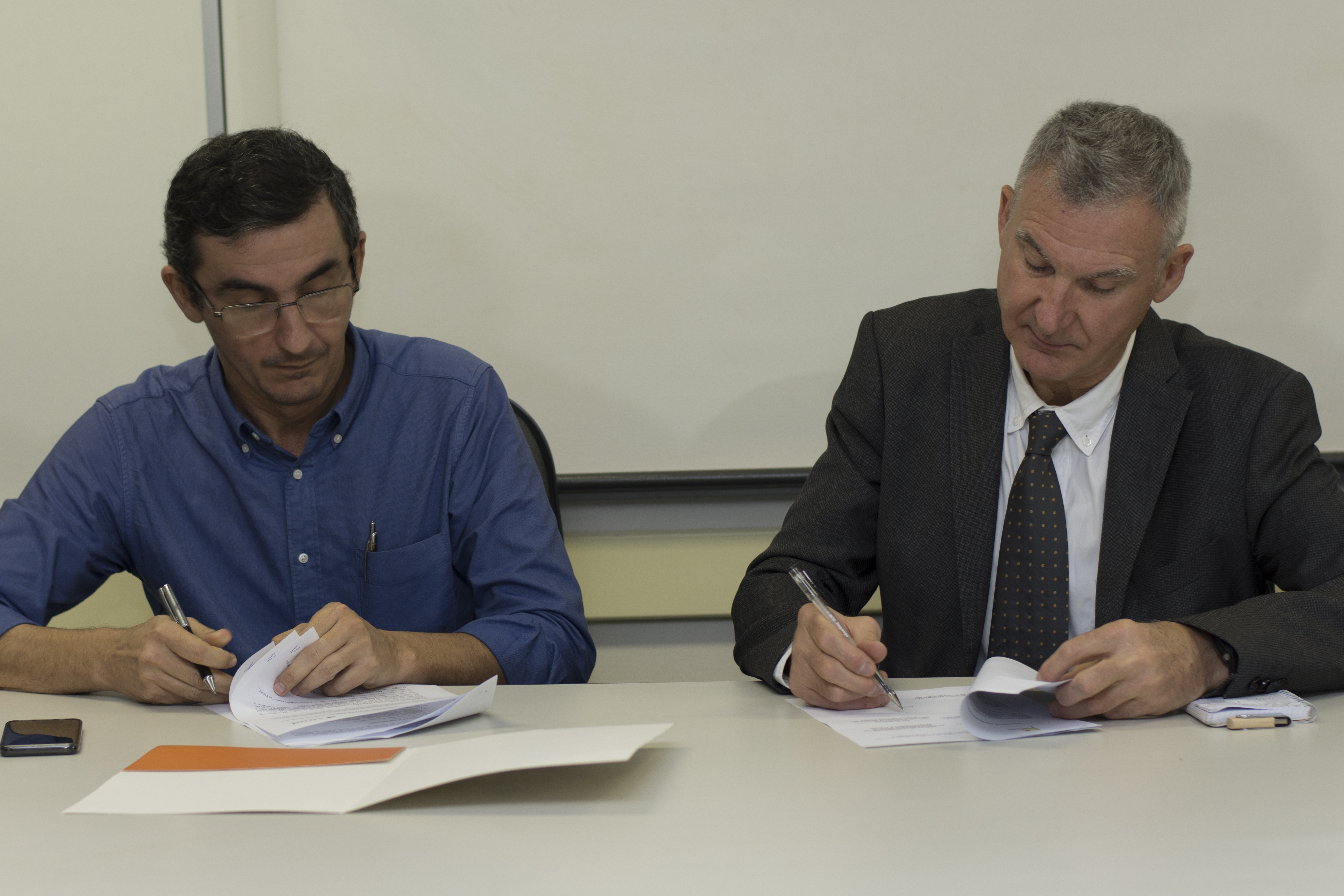 O presidente da Funceme, Eduardo Sávio Martins, e o presidente-diretor do Cirad, Sylvain Perret, assinam acordo de cooperação em Fortaleza (FOTO: Juliana Lima)