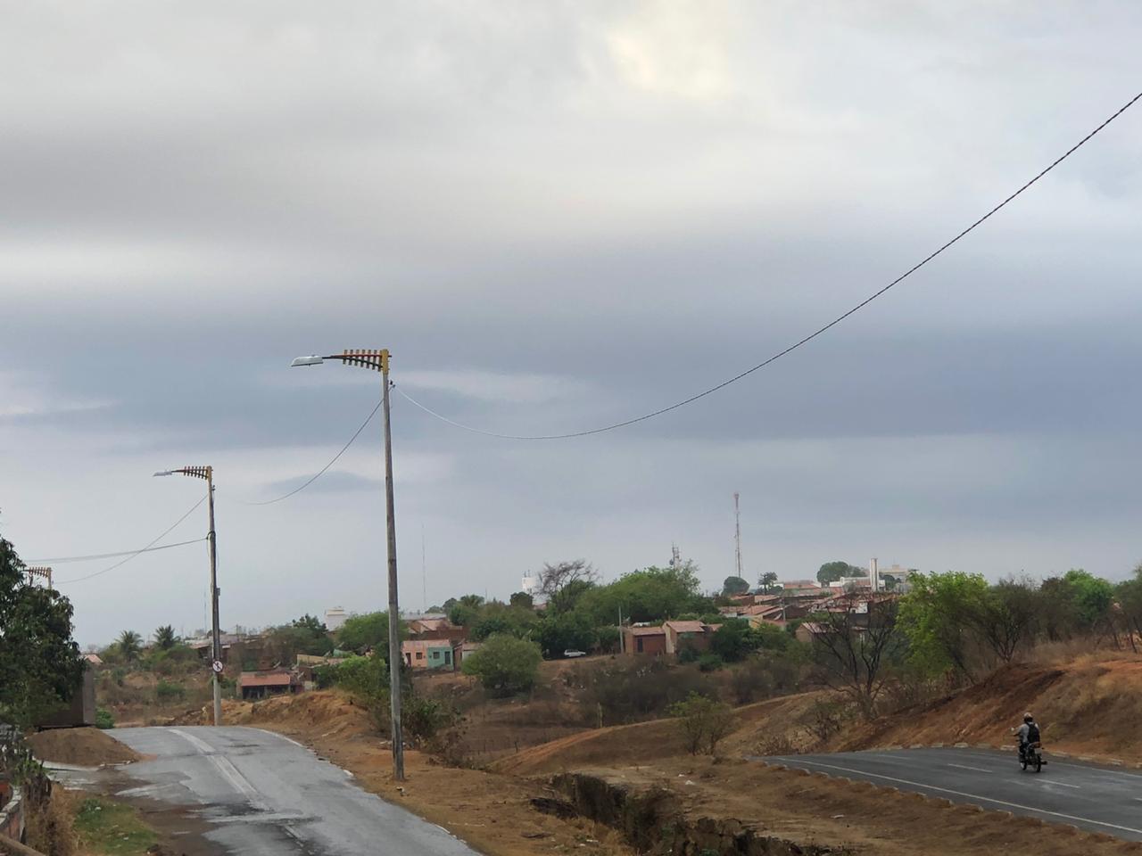 Fim de semana: predomínio de nebulosidade variável com possibilidade de chuva passageira no litoral