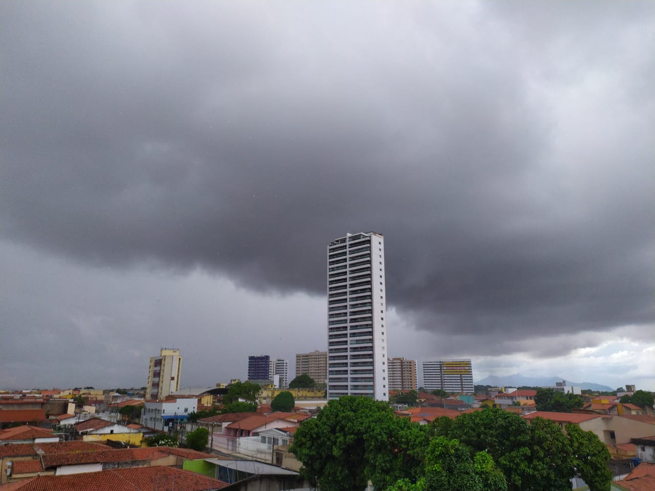 Fortaleza registra a maior chuva do Ceará entre domingo (26) e segunda (27)