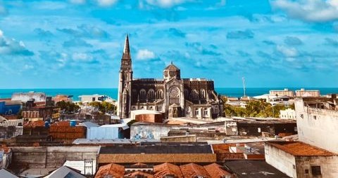 Céu deve variar entre claro e parcialmente nublado no Ceará; litoral segue com chance de chuvas rápidas até sábado