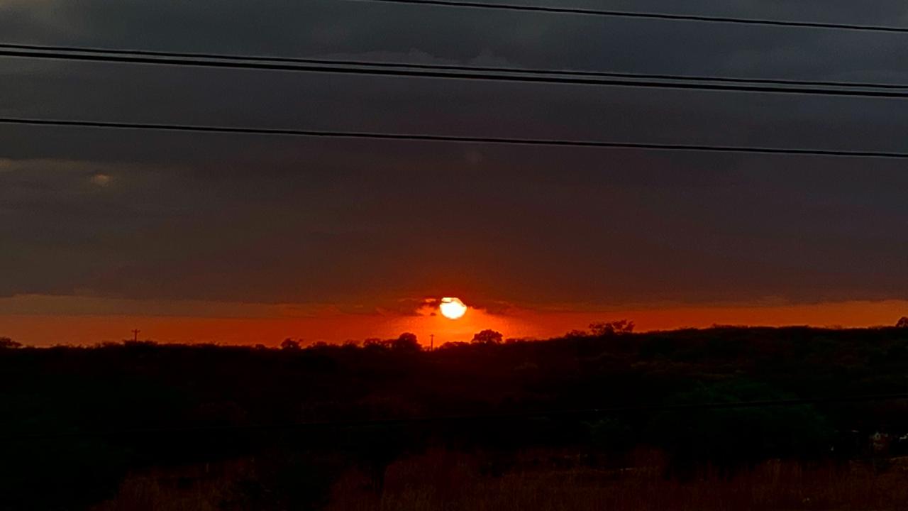 Fim de semana chega com predomínio de nebulosidade variável e chuvas pontuais no centro-norte do Ceará