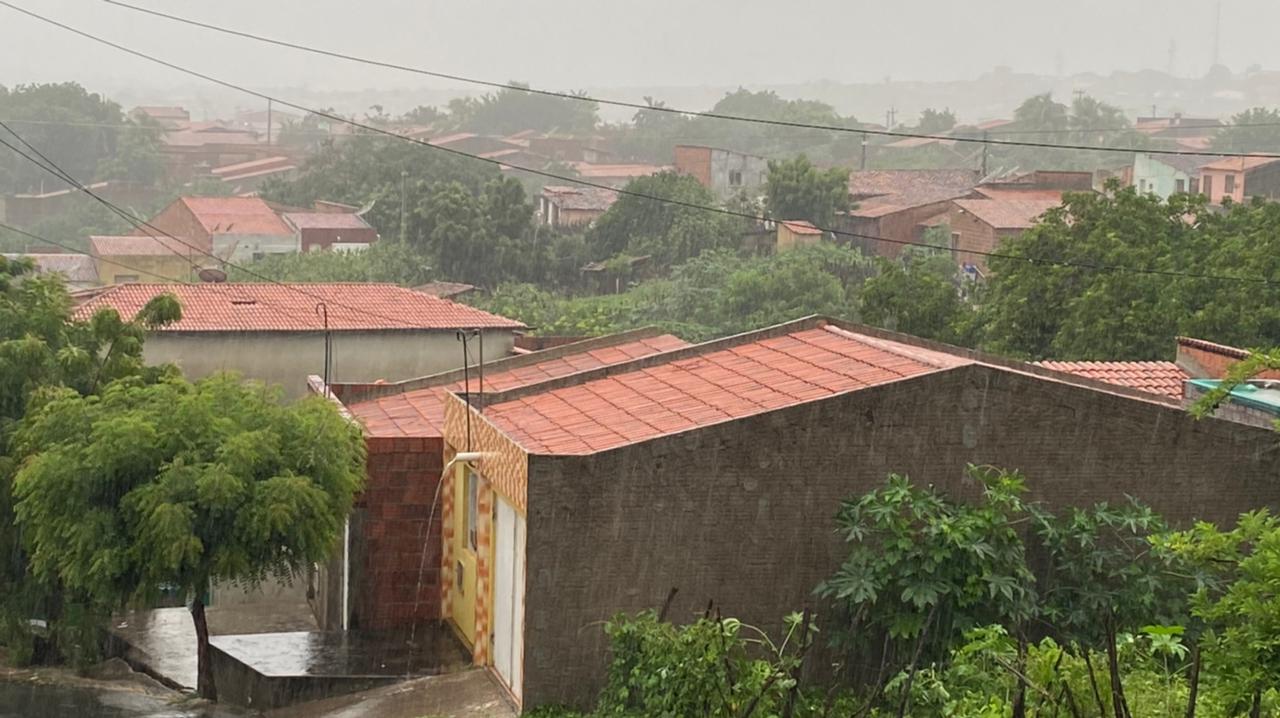 Chove em mais de 110 municípios entre segunda e terça-feira