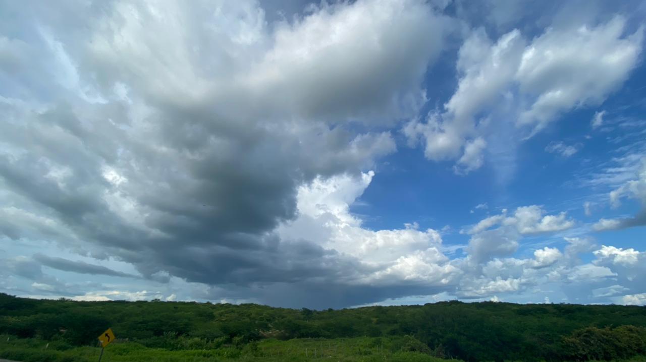 Fim de semana tem cenário para chuvas isoladas e céu variando entre claro e parcialmente nublado